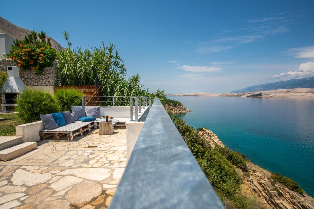 A White Cliffside Studio Pag Town Exterior photo