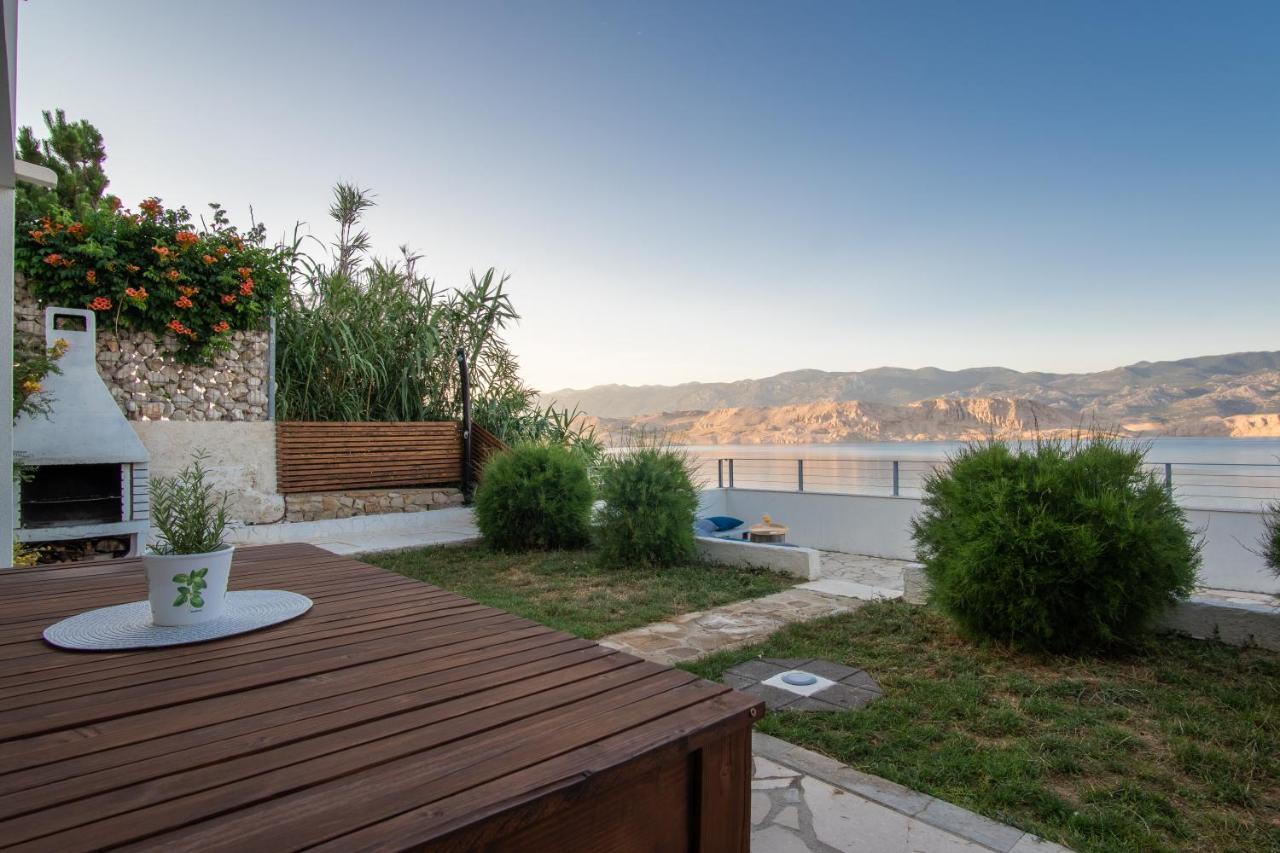 A White Cliffside Studio Pag Town Exterior photo